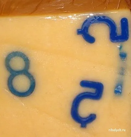 Cifrele din plastic în brânză