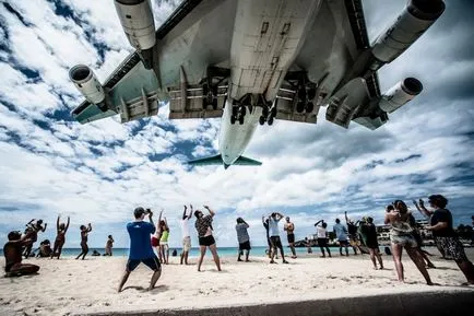 Beach Maho Beach, ahol repülőgépek repülnek a feje fölött