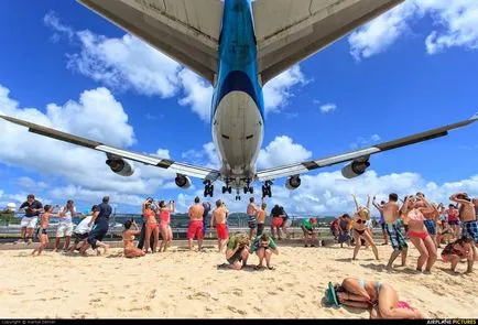 Beach Maho Beach, ahol repülőgépek repülnek a feje fölött