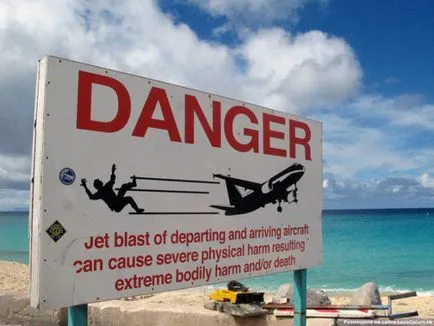 Beach Maho Beach, ahol repülőgépek repülnek a feje fölött