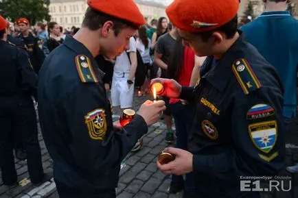 Emlékszünk a több ezer Jekatyerinburg vett részt az akcióban - Memória gyertya