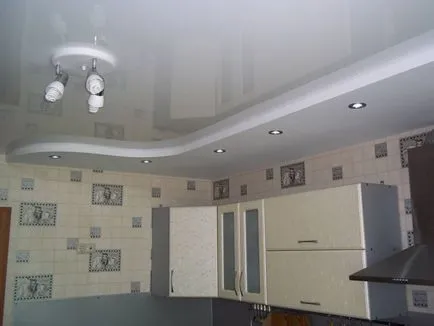 Plafonul în bucătărie - 60 de fotografii ale desenului sau modelului de tavan finisat într-un stil modern