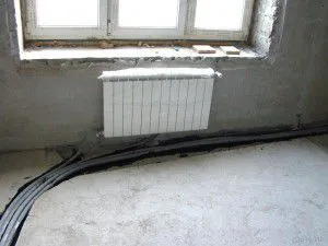 Montare de conducte de încălzire în pământ, într-o casă privată, pe podea