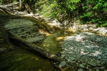 Pshadskie vízesések és dolmenek a folyó völgyében Pshada