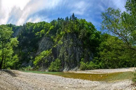 Pshadskie vízesések és dolmenek a folyó völgyében Pshada