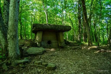 Pshadskie vízesések és dolmenek a folyó völgyében Pshada