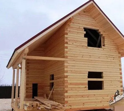 Proiecte și construcții de case din lemn cu Garret de lemn și spumă blocuri