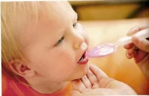 A gyermek beszippantja az orr, de a takony nem valószínű oka a problémának, a sürgősségi intézkedések