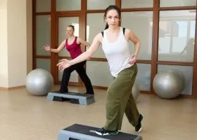 Докладне керівництво по степ-крокам в спорті (нога опускається землю) Докладне керівництво по степ-кроків в аеробіці