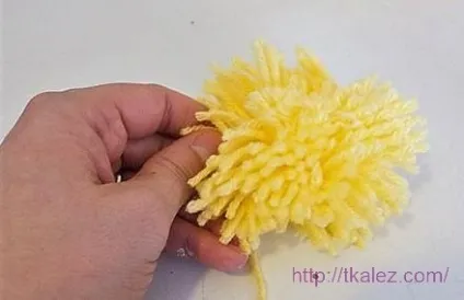 Вироби з помпонами м'яка іграшка «курча» своїми руками (іграшка) Вироби з помпонами м'яка іграшка «курча» своїми руками