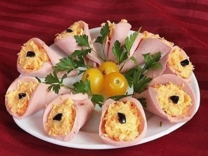 Підбірка салатів і закусок на святковий стіл (закусок) Підбірка салатів і закусок на святковий стіл