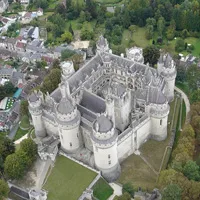 Приказен замък на Pierrefonds, известен още като замъка на Артур