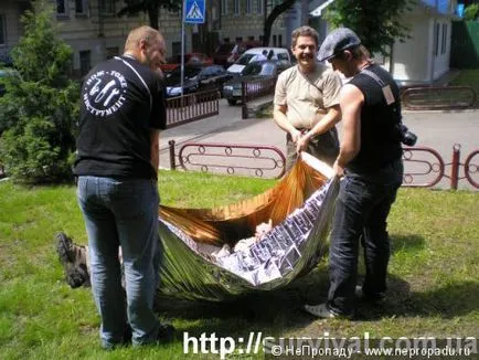 Életmentő termikus takaró, hanem kiterjed a fóliát, ez is egy mentő takaró, ez is izofoliya