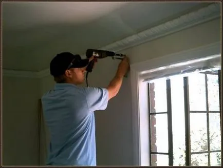 Metode pentru montarea cornisa pe perete de unul singur
