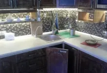 dale Countertop cu mâinile lor din granit în bucătărie fotografie bucătărie placi ceramice,