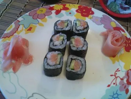 Суши със сьомга и краставица
