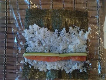 Суши със сьомга и краставица