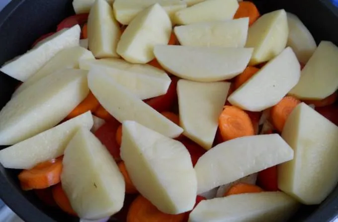 Sertés pörkölt zöldségek - lépésről lépésre recept fotók