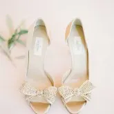 Hagyományos és divatos, nyári és téli esküvői cipő a menyasszony és a vőlegény