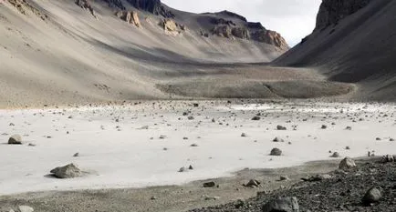 Водни басейни с вода, сол на земята в сравнение с водите на Мъртво море, изглежда