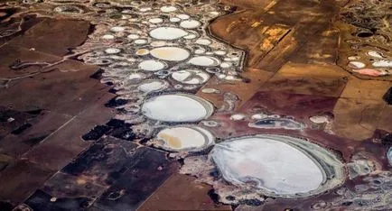 Водни басейни с вода, сол на земята в сравнение с водите на Мъртво море, изглежда