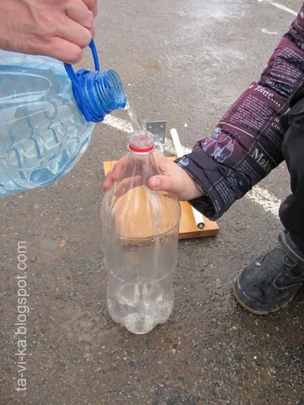 Apa dintr-o racheta de sticla de plastic