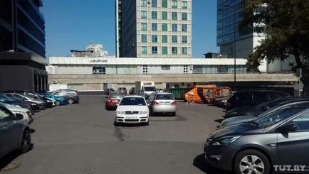 Körös-körül az autók és az üres parkolóban! Parkolás a plázában Galleria minsk vált fizetett