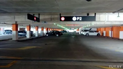 Körös-körül az autók és az üres parkolóban! Parkolás a plázában Galleria minsk vált fizetett