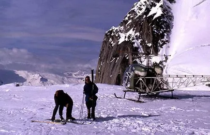 Xelibording- vagy Heliskiing - zabroska a hegyekben egy helikopter