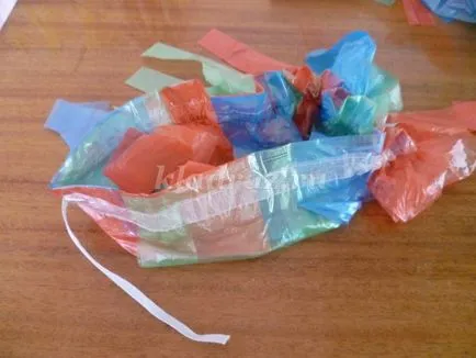 Fusta de pungi de plastic cu mâinile lor