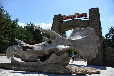 Riporterek megmutatta Dinopark, töltés és épület iskola
