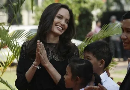 Külföldi média számolt be, hogy az új regény Angelina Jolie, kozmopolita magazin