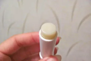 11 Неочаквани начини за използване на chapstick помощ в някоя критична ситуация