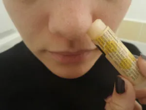 11 moduri neașteptate de a utiliza chapstick ajuta în orice situație critică