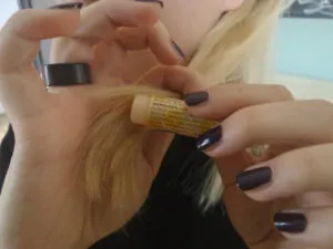 11 moduri neașteptate de a utiliza chapstick ajuta în orice situație critică