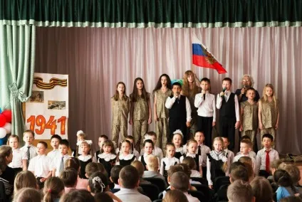Тому що, тому що всіх важливіше й дорожче, всіх довірливих і суворіше в цьому світі доброта (суворіше) Тому що, тому що всіх важливіше й дорожче, всіх довірливих і суворіше в цьому світі доброта