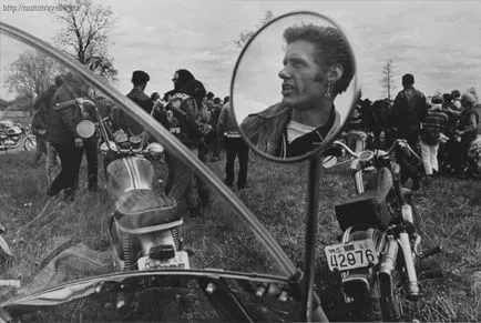 Велосипедистите и мотоциклетисти през обектива Denny laena на, които пътуват с мотоциклет, а не само