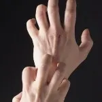 Punctele negre de pe unghii sub unghii și mâini