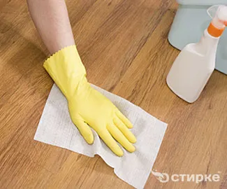 Linoleum de spălare care sclipea îngrijirea corespunzătoare a linoleum în bucătărie și în camerele