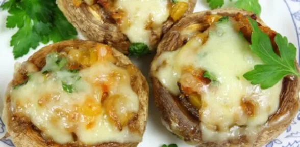 ciuperci umplute în cuptor cu brânză și carne de pui - o gustare simplă și gustoasă