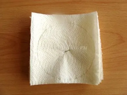 Карамфил на хартиени салфетки с ръцете си