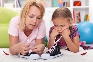 Hogyan kell tanítani a gyermeket, hogy megkösse a cipőt gyorsan és egyszerűen