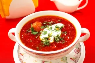 Как да се готви супа с червено цвекло