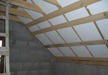 Cum de a izola în mod corespunzător plafonul sub acoperiș rece