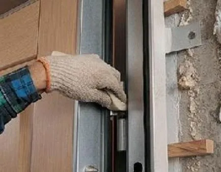 Как да се мотае на врата или дали металната врата отпред трябва да висят по три бримки