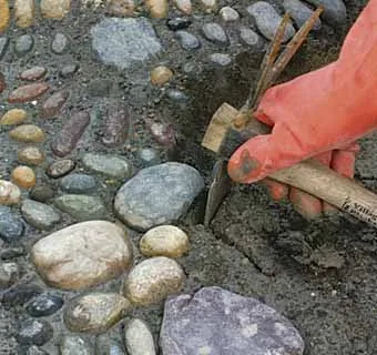 Hogyan készítsünk egy szép kerti utakat kő mozaik