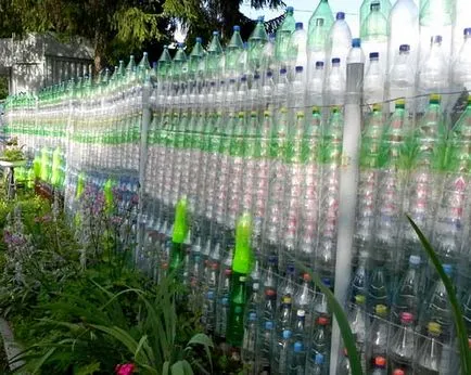 Hogyan készítsünk egy kerítés műanyag palackok kezük kalauz fotókkal és videó