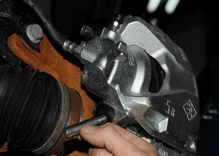 Как да се замени спирачните накладки на предните колела на Рено Daster, един шофьор ползи