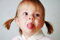 Къса юздичка на езика на детето, тъй като се третира
