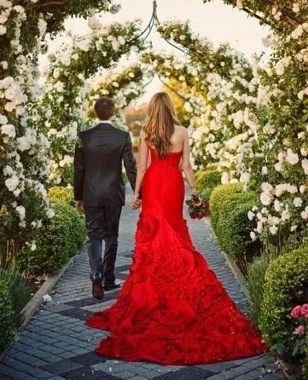 Red esküvői ruha és a fehér, piros elemekkel, egy rövid (59 fotó)